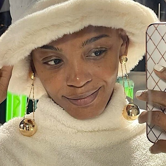 Gold ball drop exaggerated earrings - Picture 6 of 8